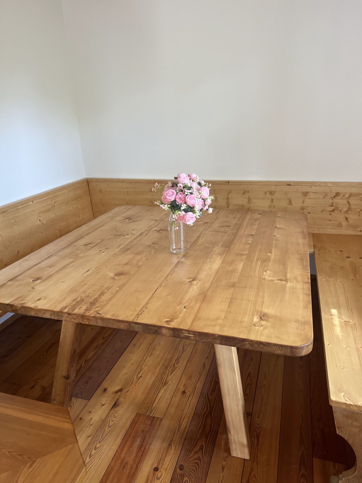 Helle Holz-Eckbank für Pausen im Haus am Moosbach
